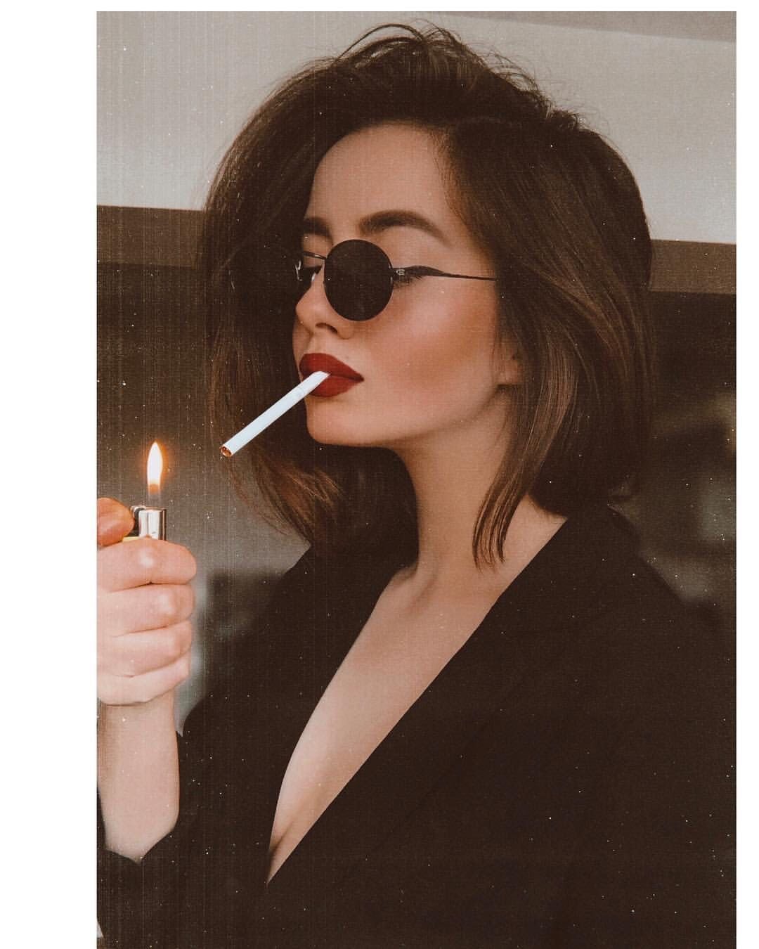 Девушка с сигаретой