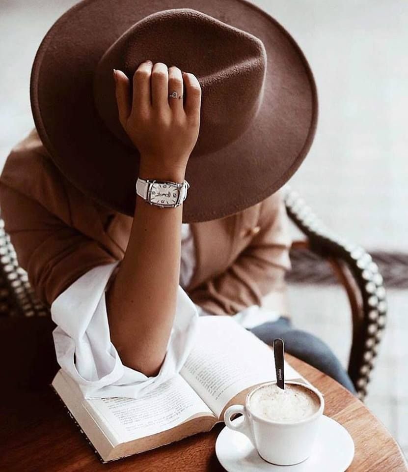 Девушка в шляпе с кофе