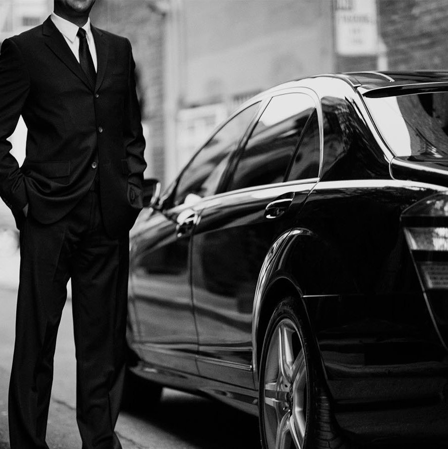 Силуэт мужчины на фоне машины