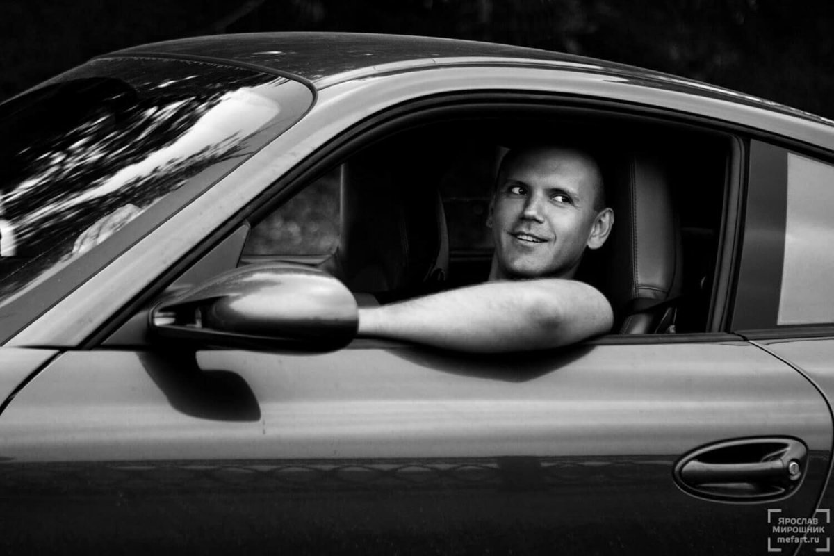 Парень в машине