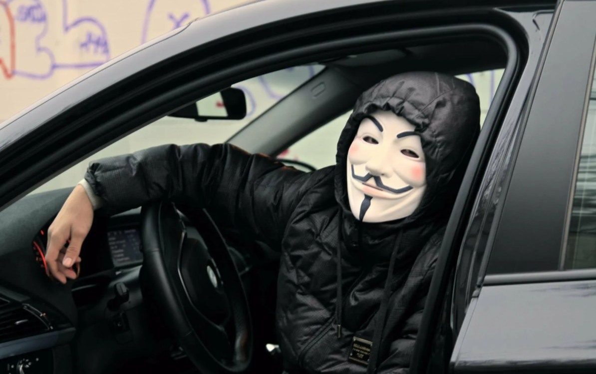 Парень в маске в машине