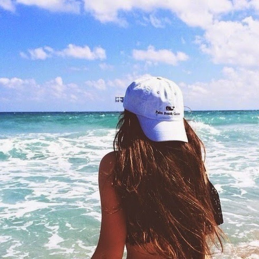 Шатенка на море со спины