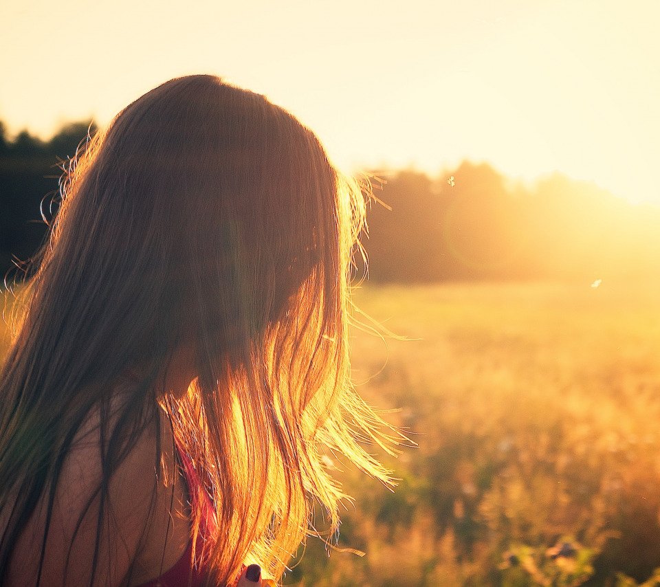 Шатенка без лица дома