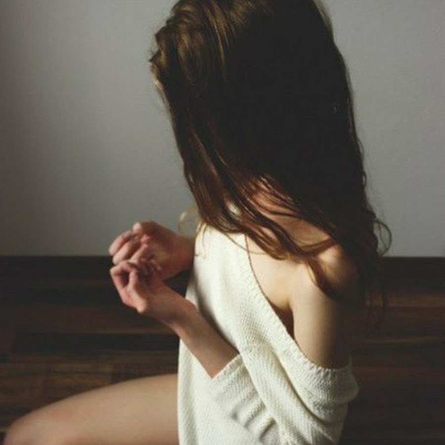 Шатенка с длинными волосами со спины