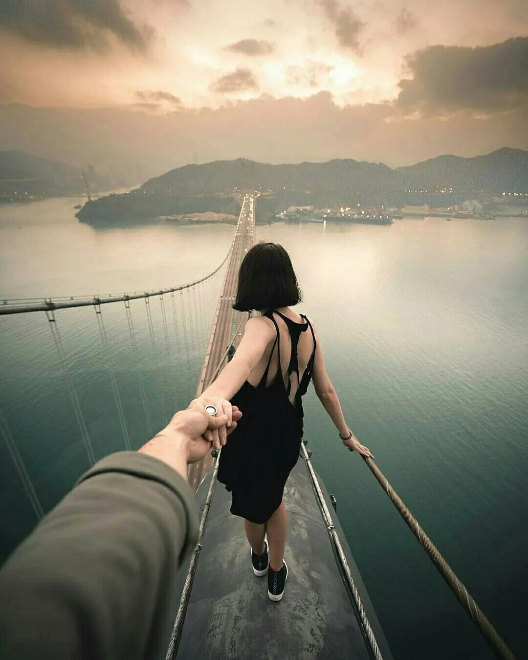 Парень держит девушку за руку