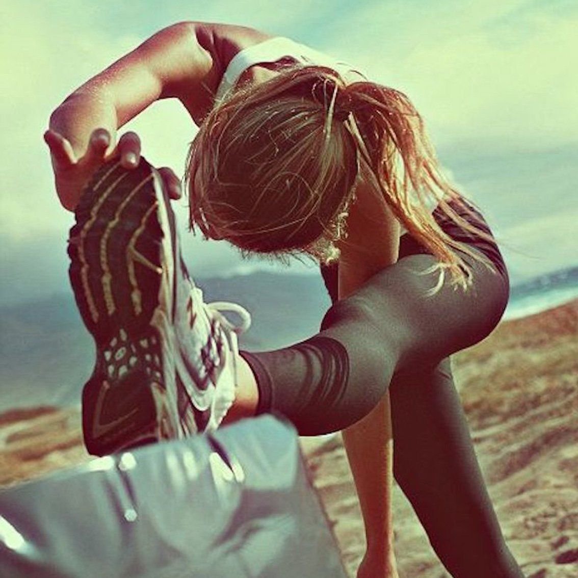 Девка на качелях