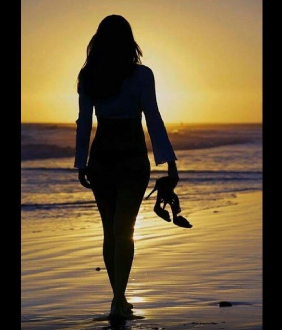 Женский силуэт на закате