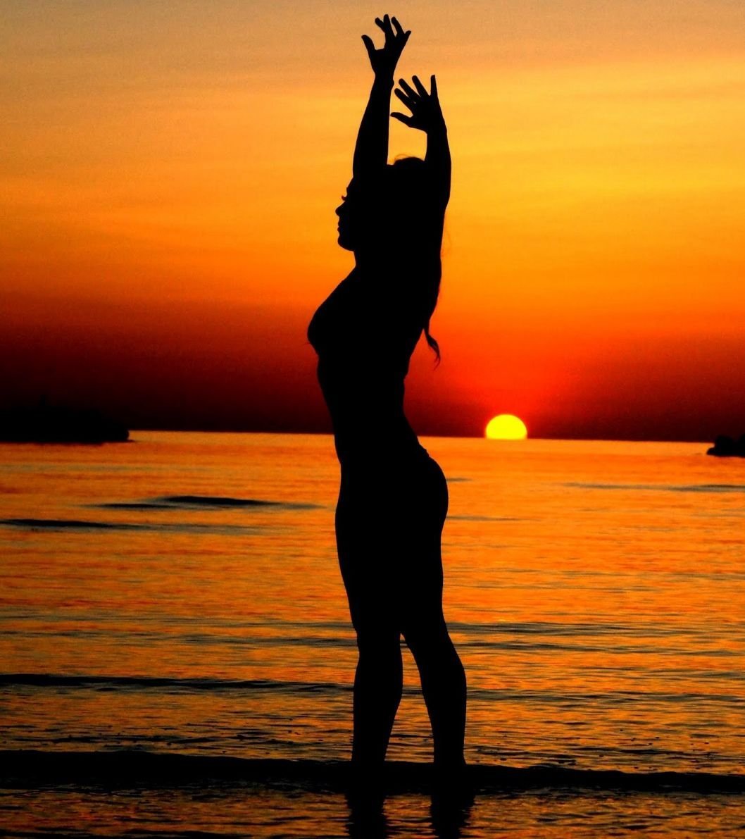 Женский силуэт со спины