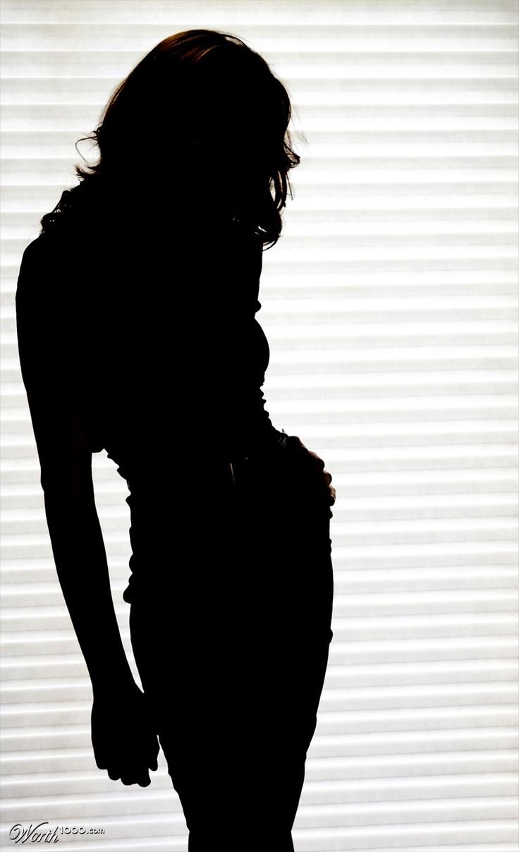 Профиль девушки в темноте