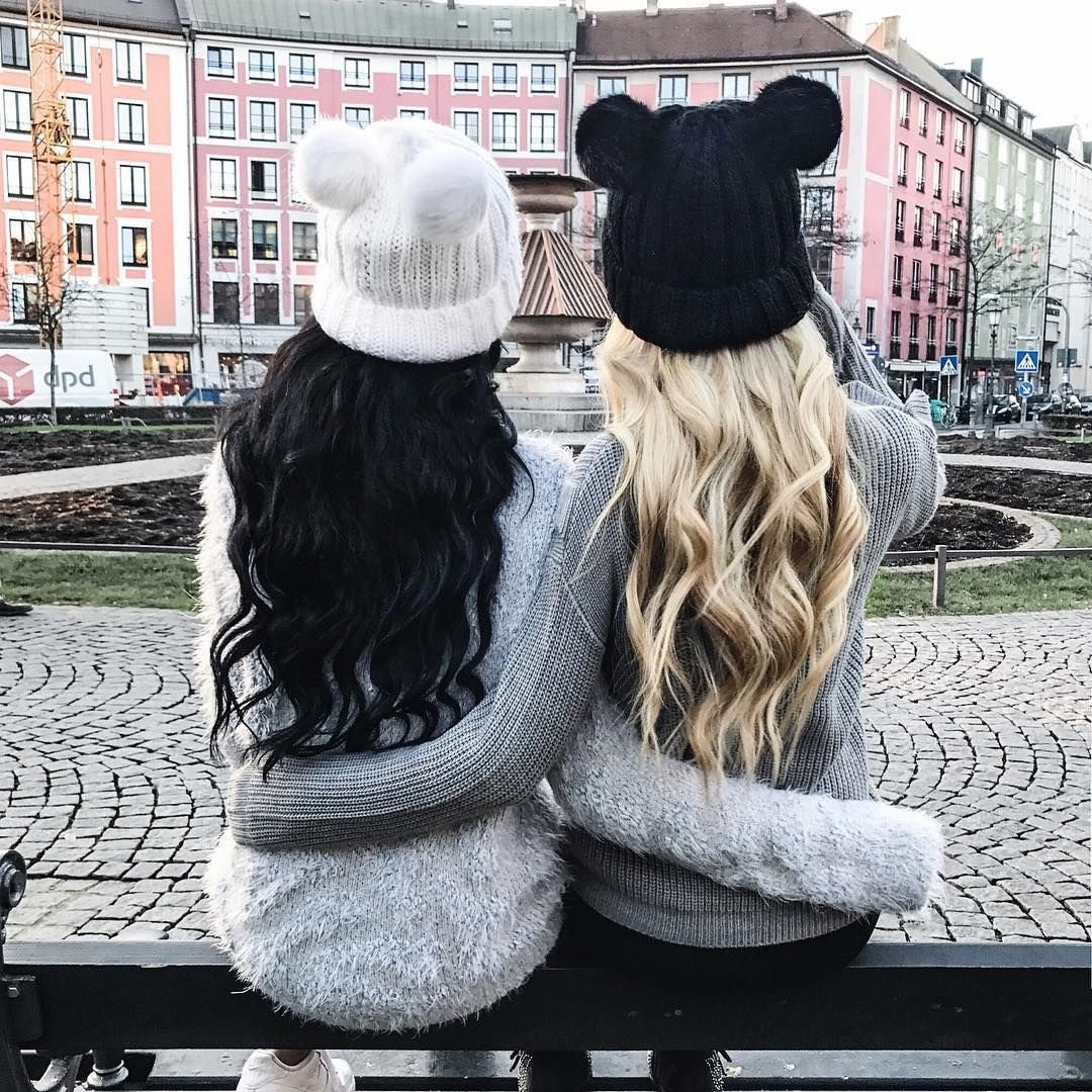 Ноги на краю крыши зимой