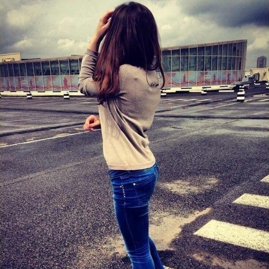 Девушка показывает сердце