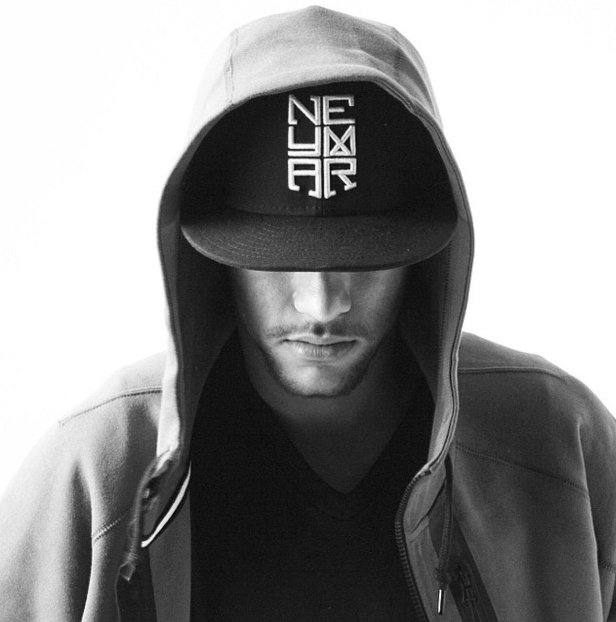 Парень в кепке без лица