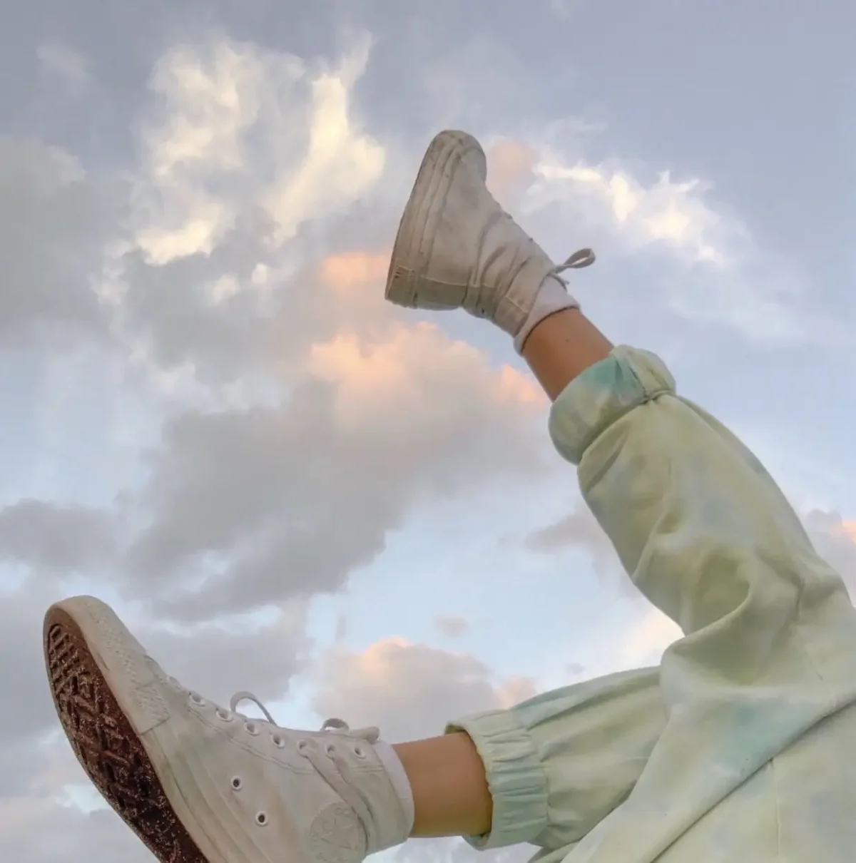 Милый котик в шапочке лягушки