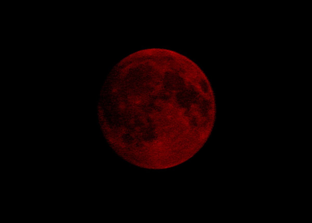 Красная Луна на черном фоне