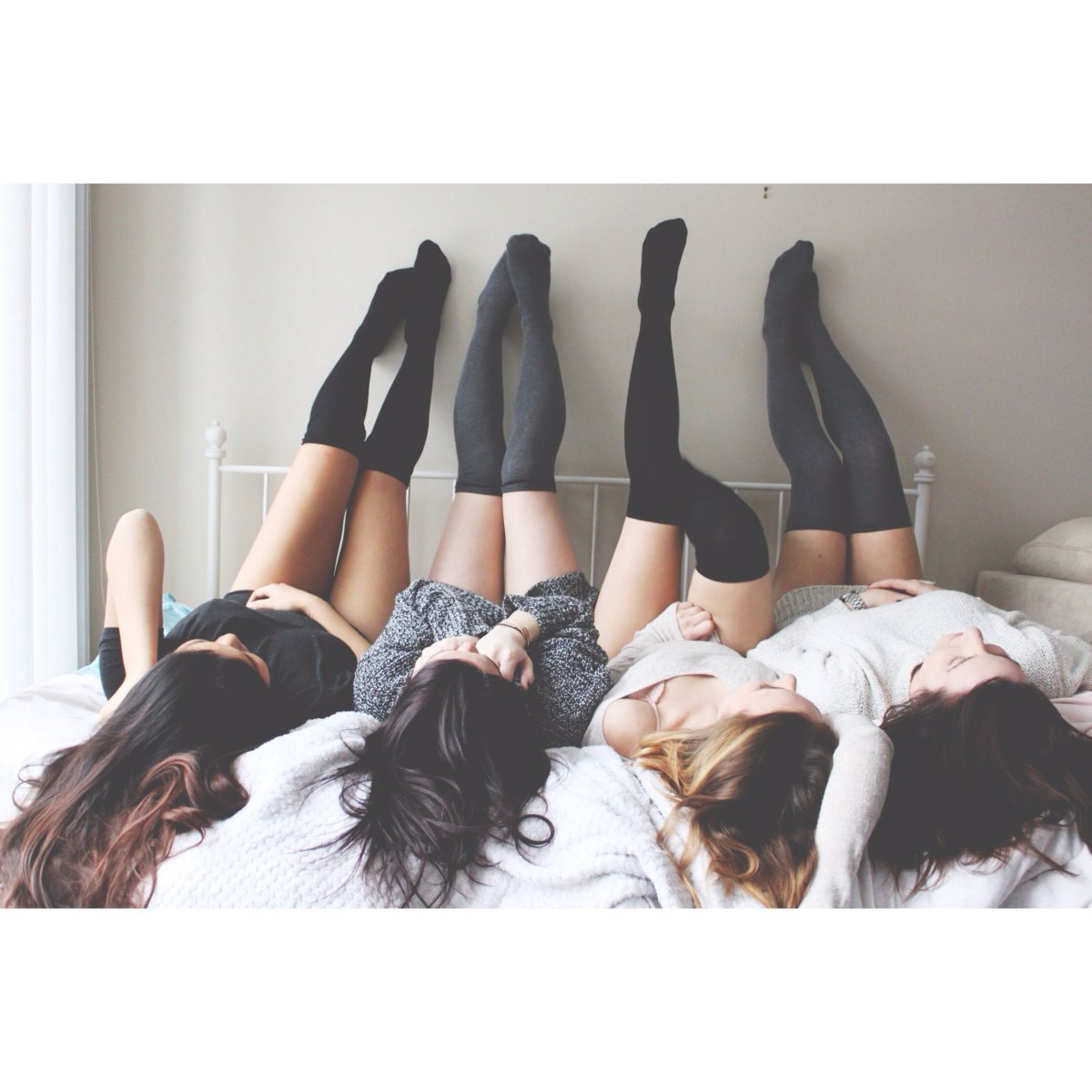 Четыре подруги со спины