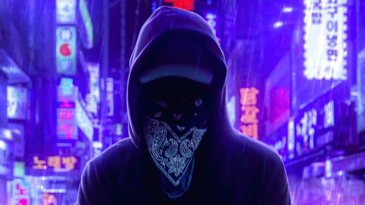 Человек в маске и капюшоне