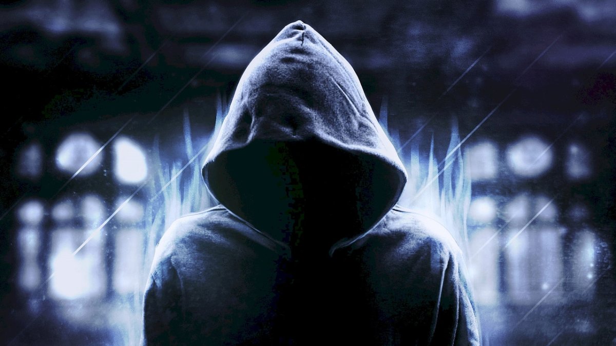 Человек в капюшоне без лица