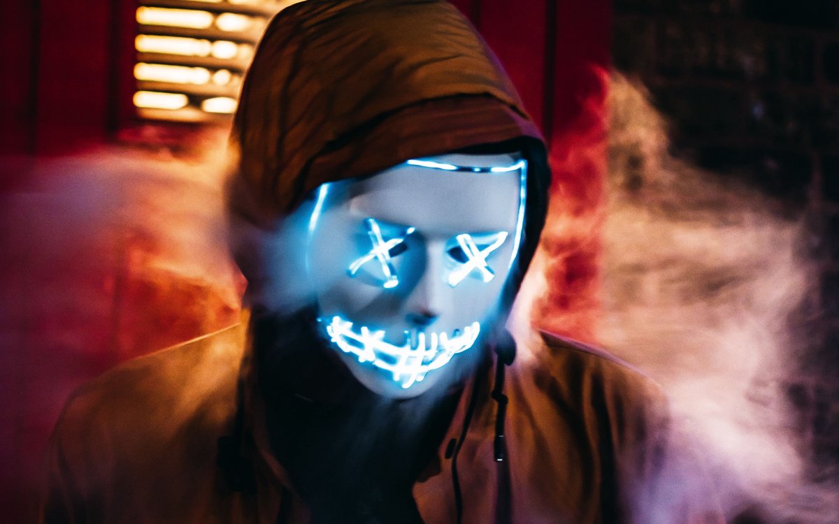 Человек в неоновой маске