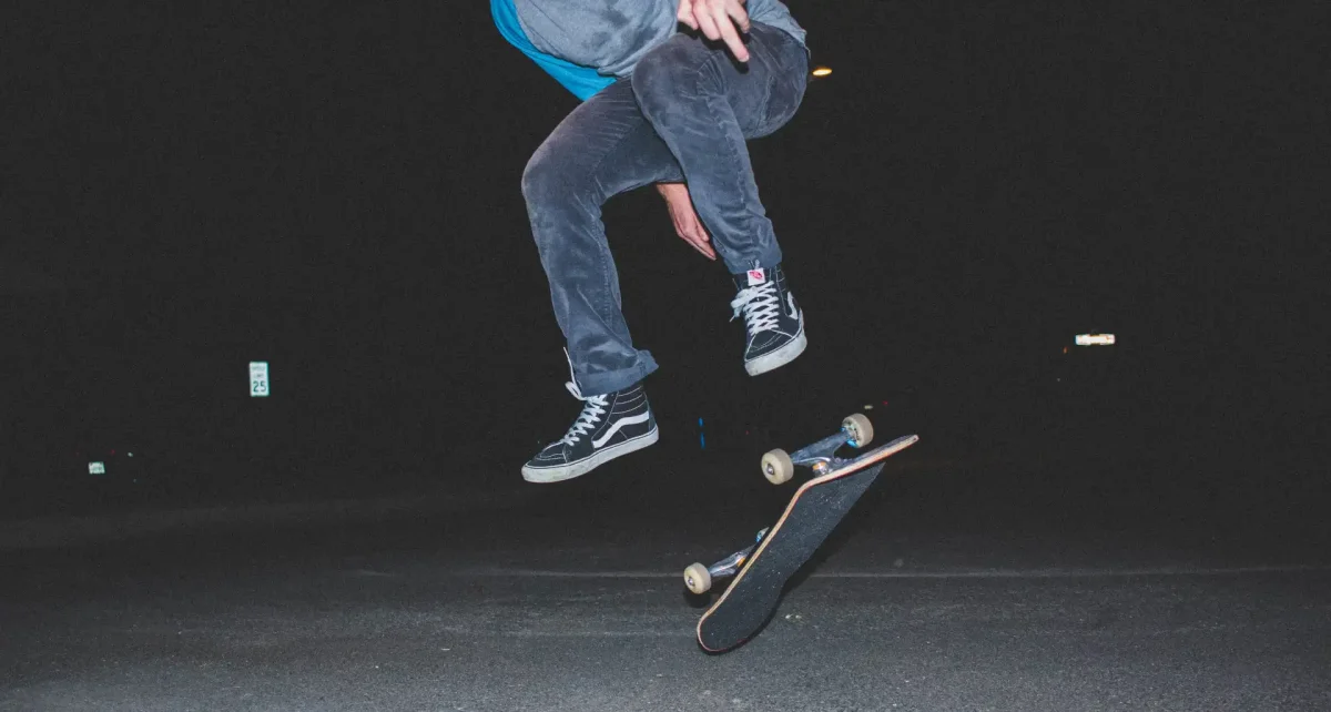 Человек на скейте ночью