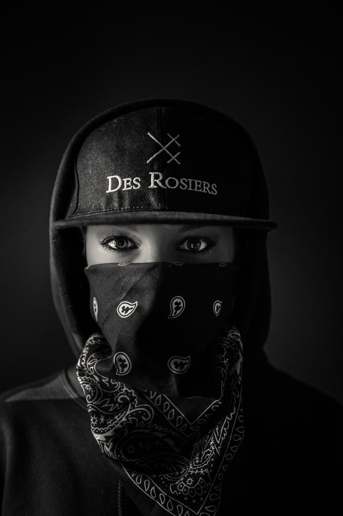 Девушка в чёрной бандане