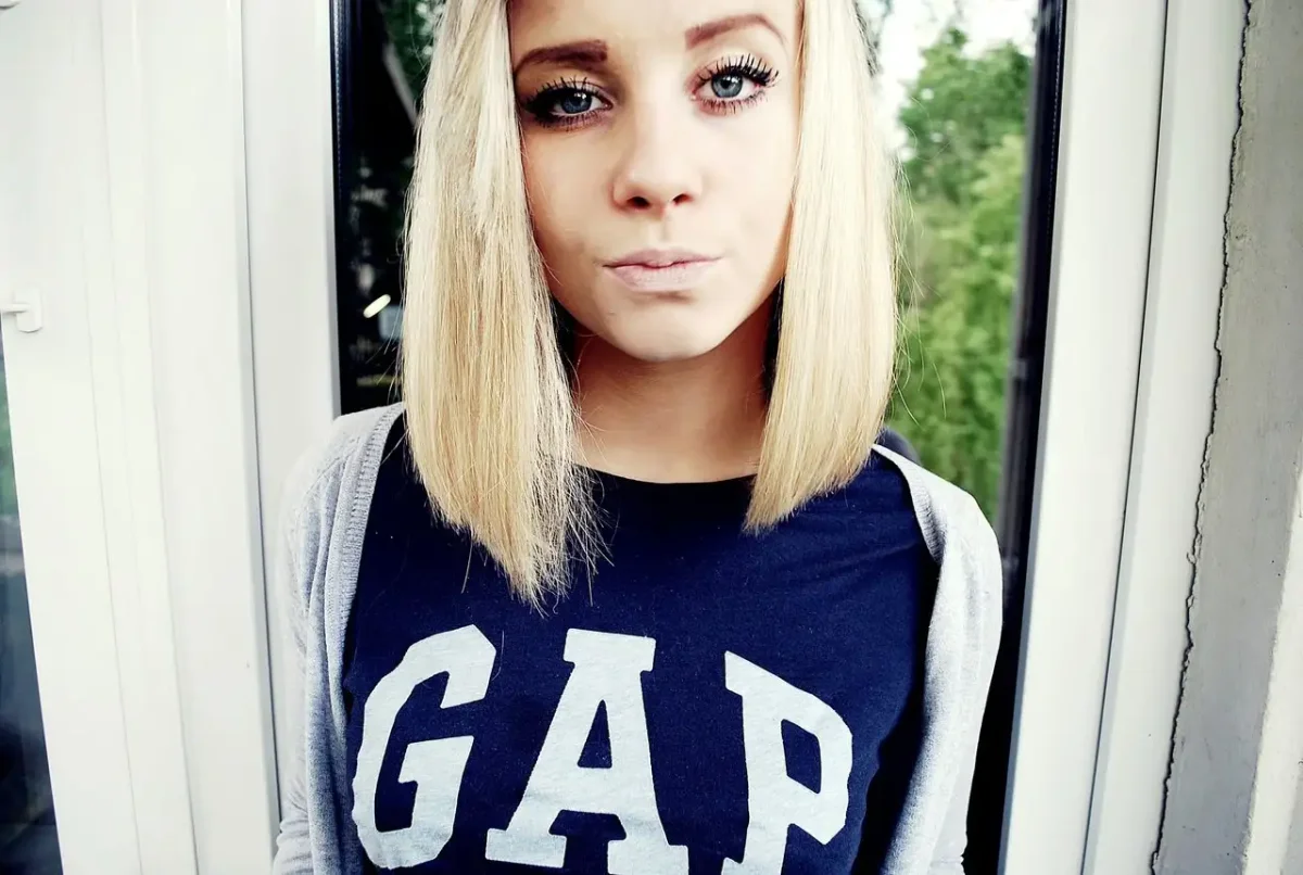 Девушка в толстовке селфи