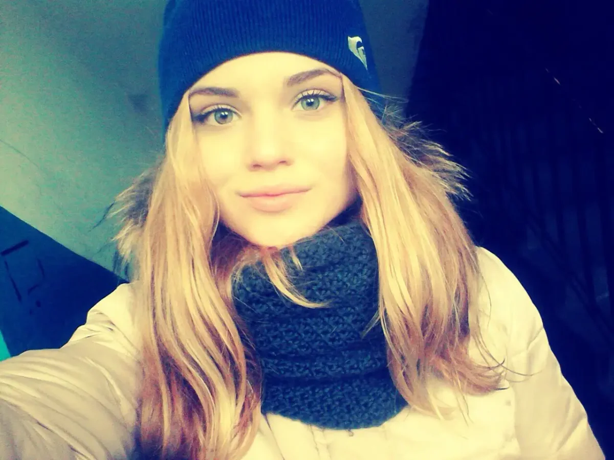 Девушка с темными волосами в зеркале