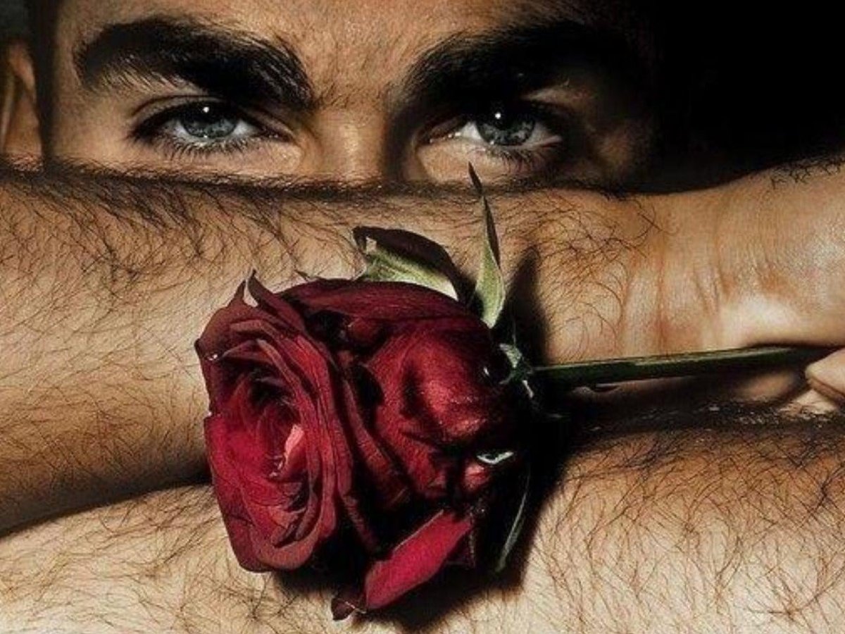 Мужчина с розой в зубах