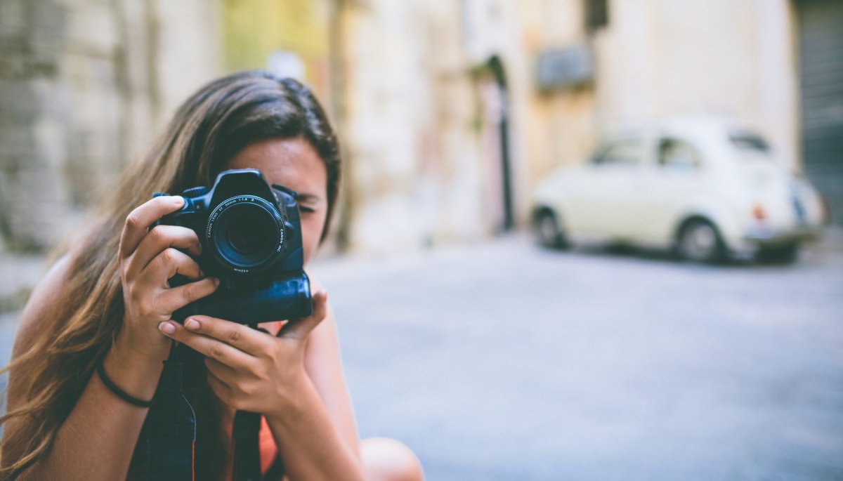 Красивая девушка с фотоаппаратом