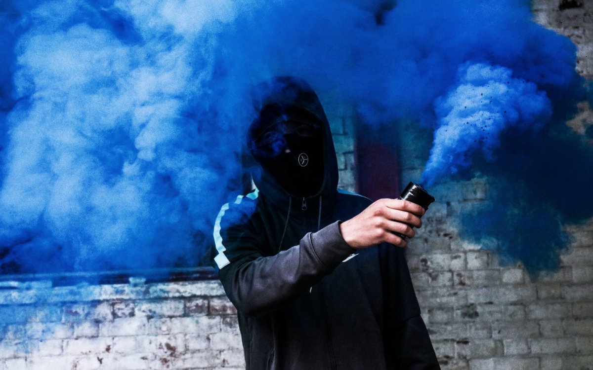 Человек с дымовой шашкой