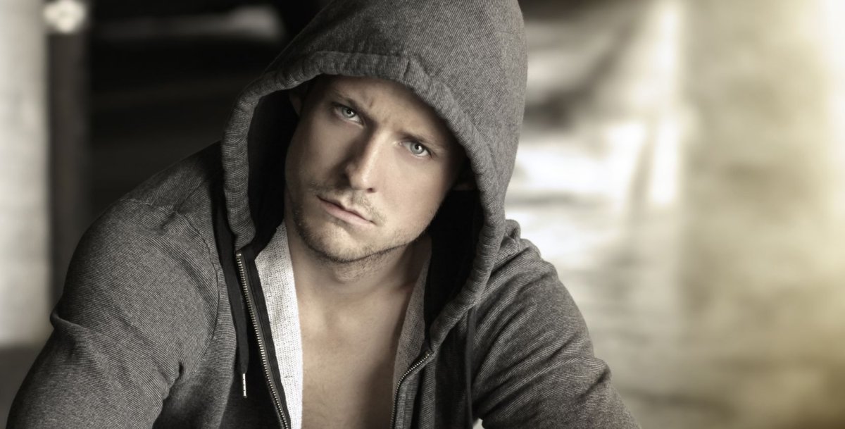 Мужчина в капюшоне