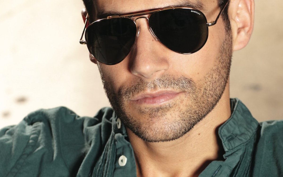 Мужчина в солнцезащитных очках