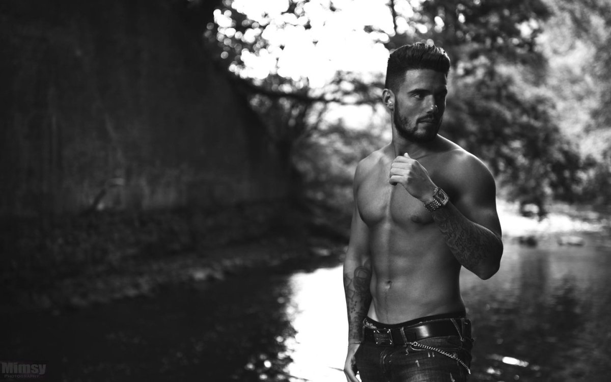 Мужчина в бейсболке и очках