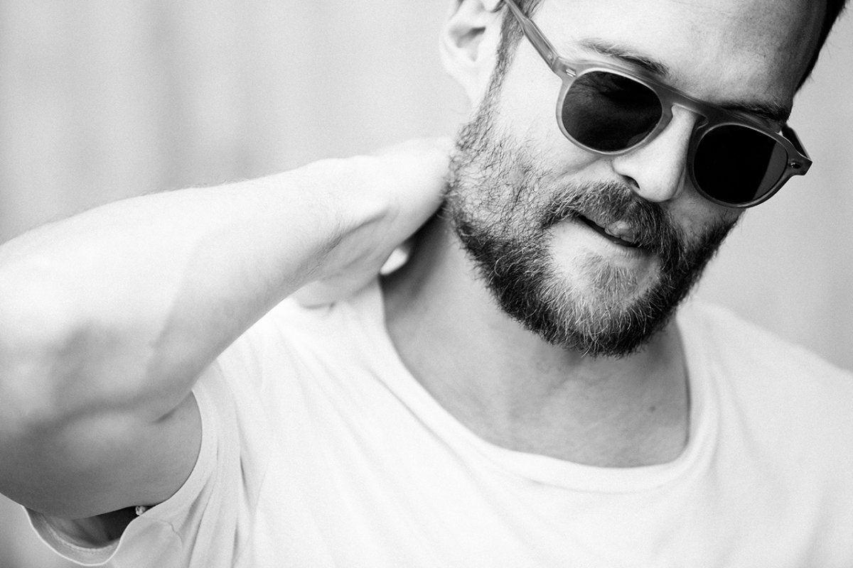 Брутальный парень в кепке