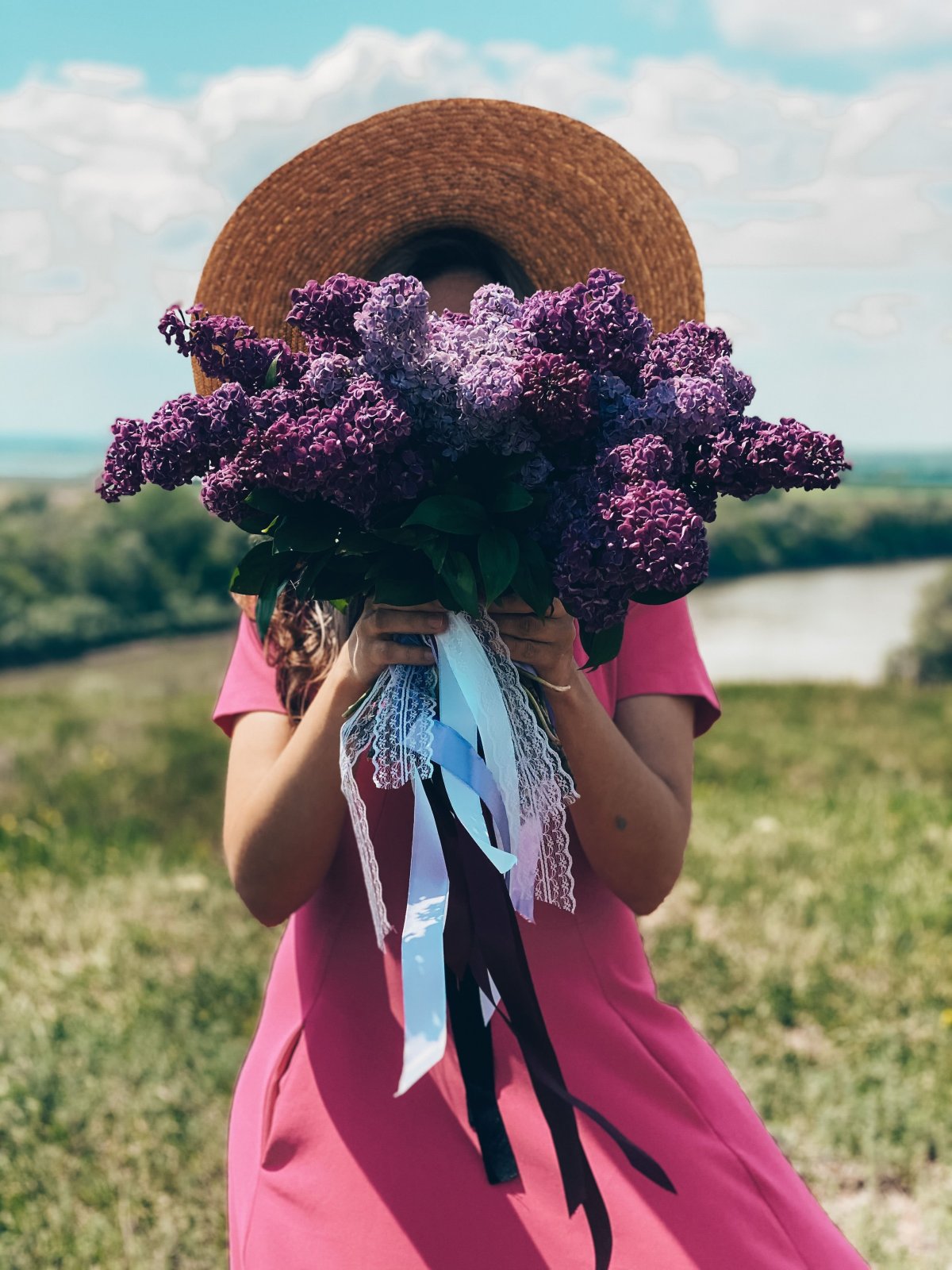 Девушка закрывает лицо цветами