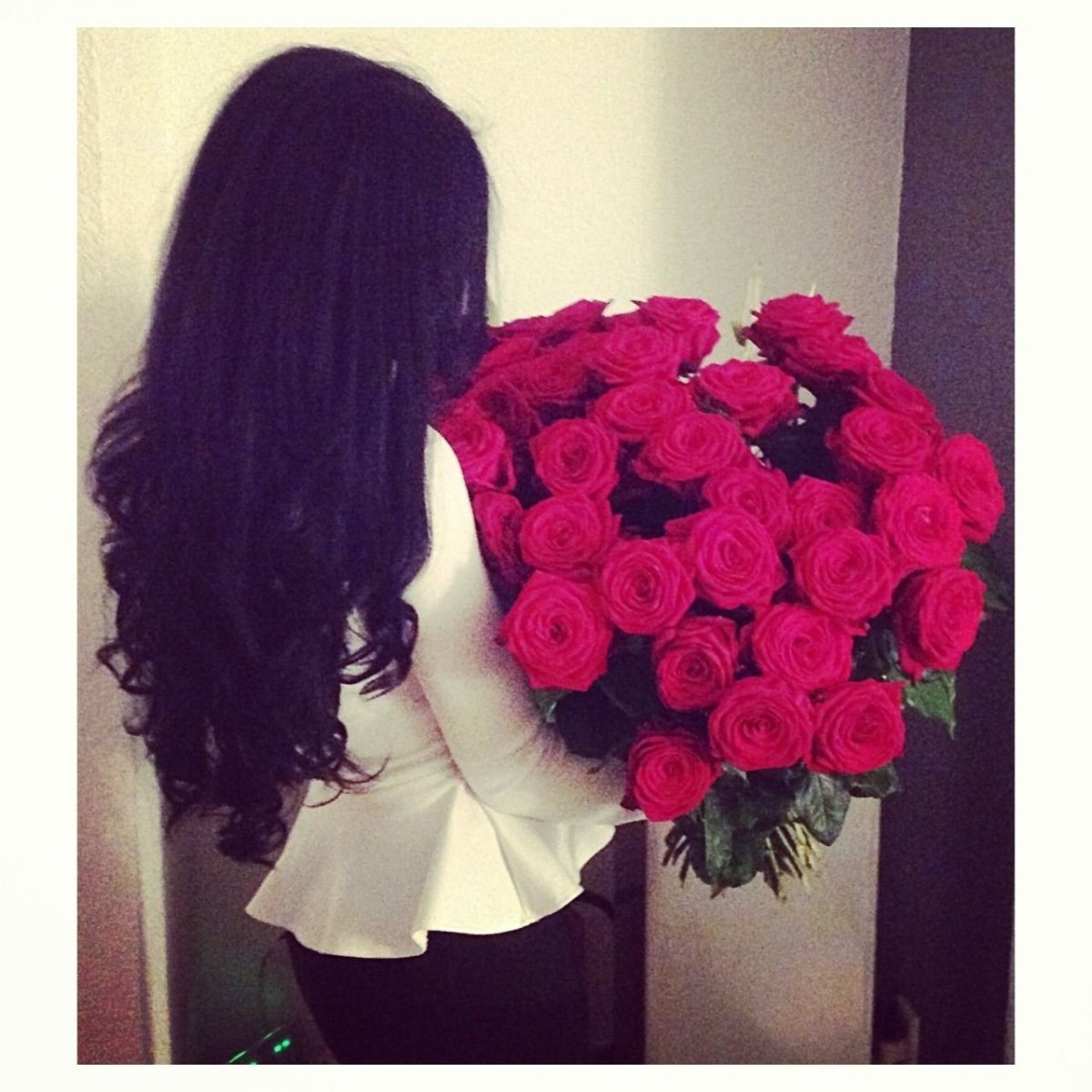 Девушка с сиренью без лица