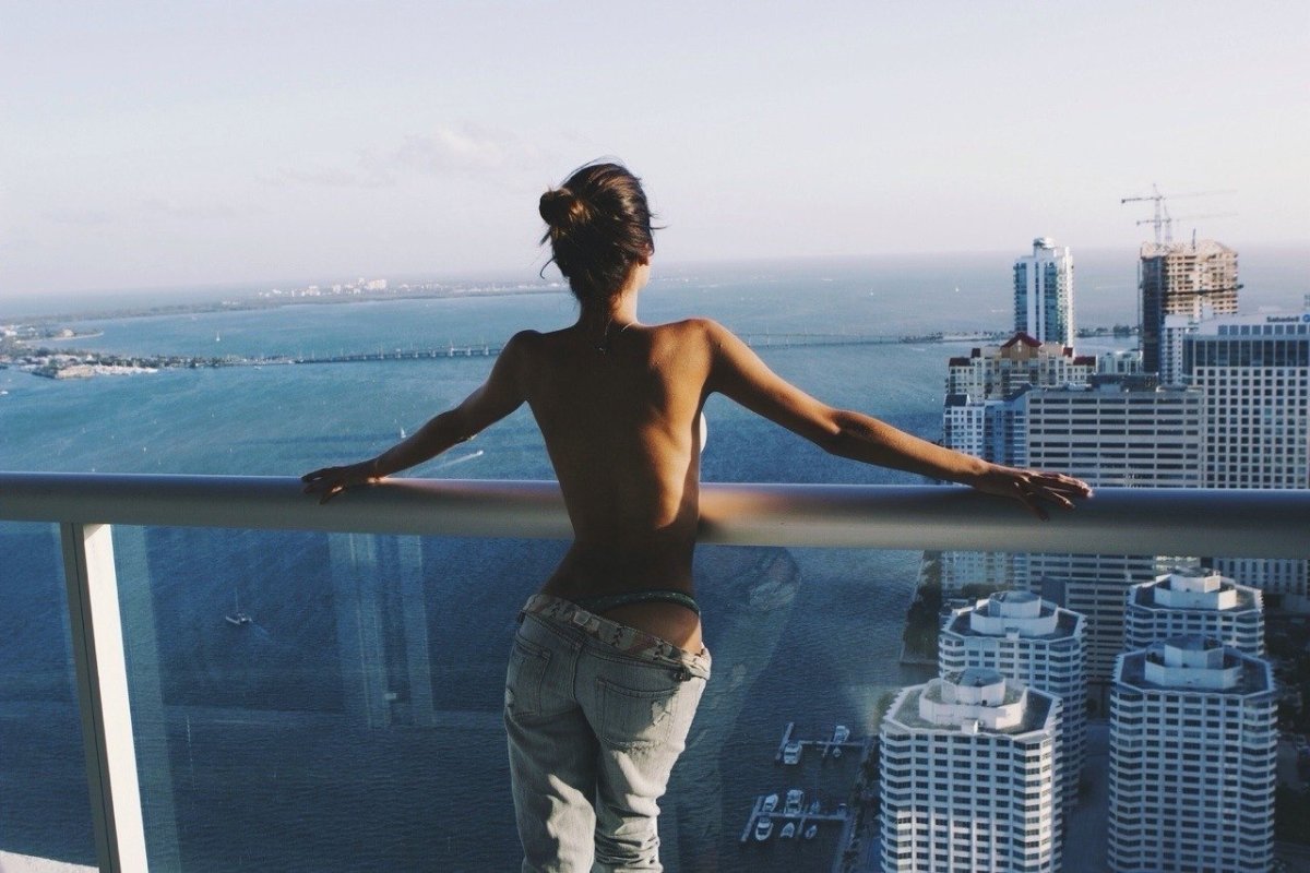 Брюнетка с чемоданом