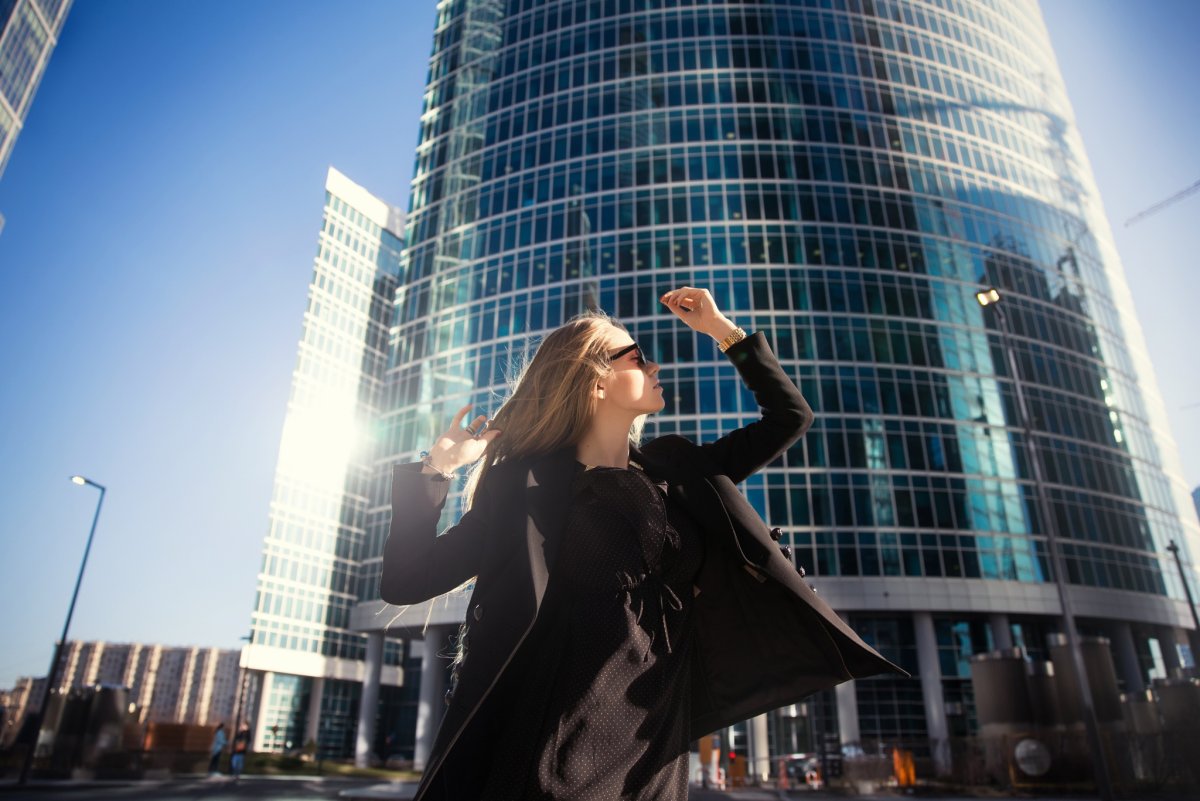 Девушка со светлыми волосами в городе