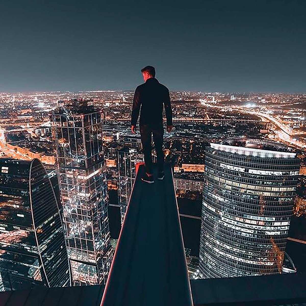 Парень на фоне Москвы