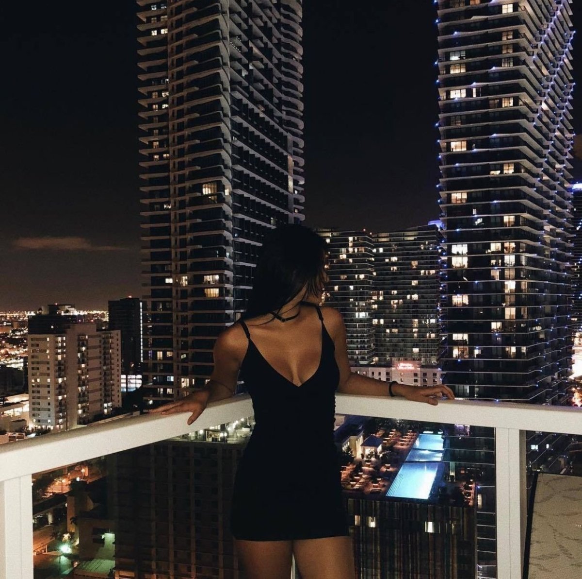 Девушка ночью в Москве