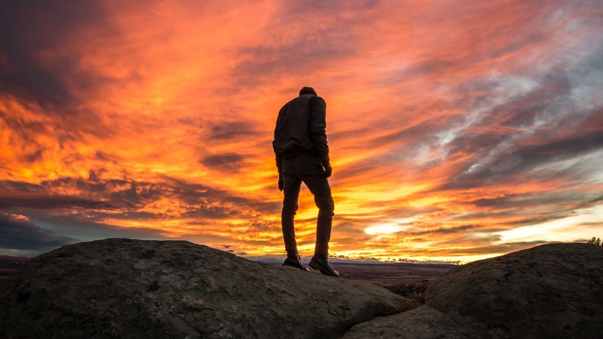 Парень уходит в закат