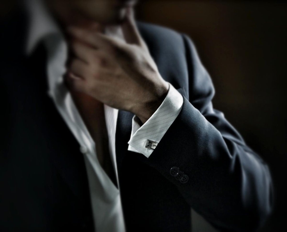 Мужчина в костюме со спины