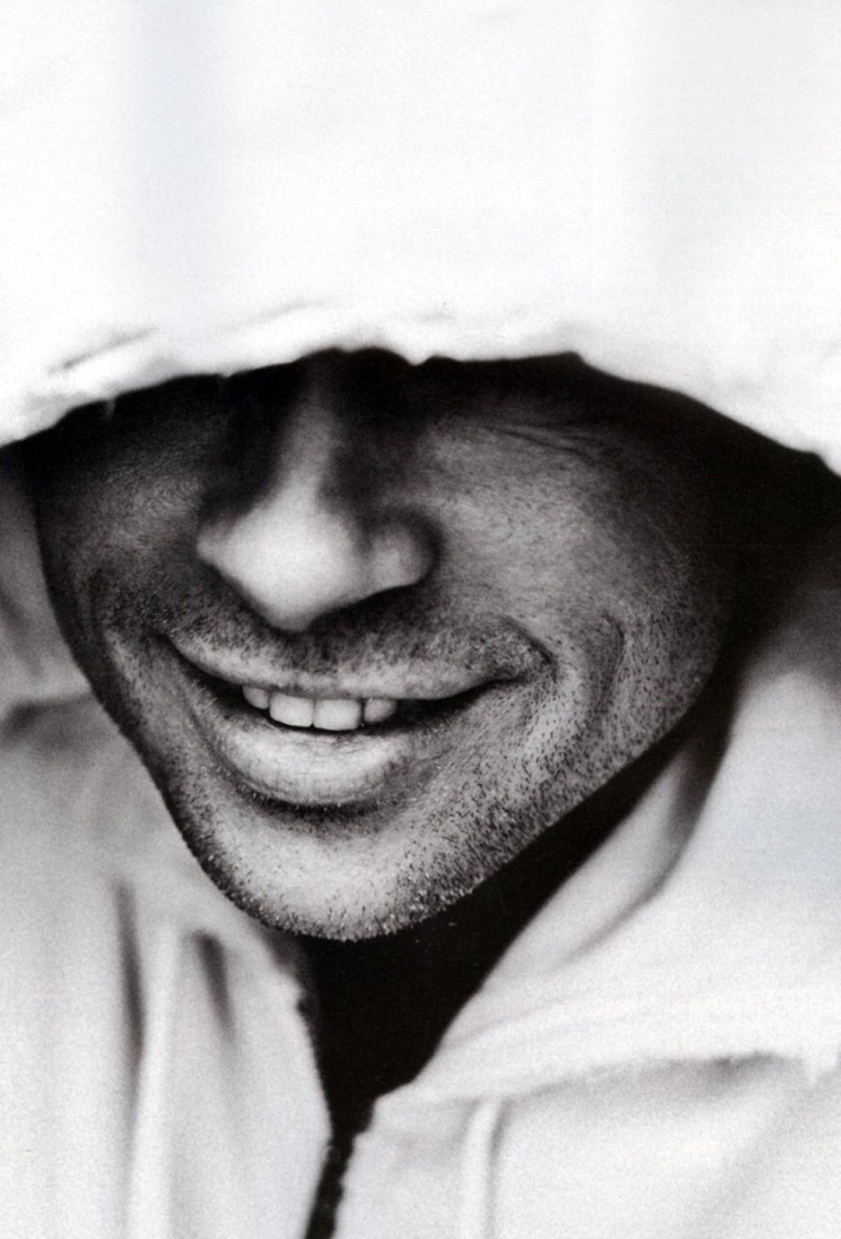 Брэд Питт улыбка в капюшоне