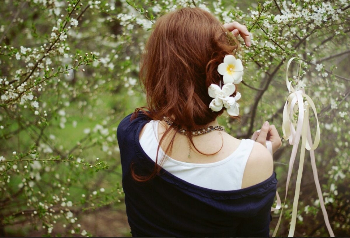 Фото девушки брюнетки со спины весной