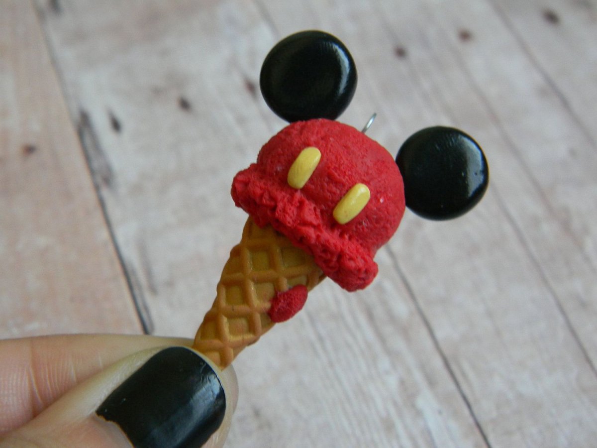 Микки Маус на ложке из полимерной глины