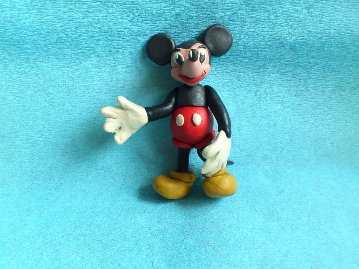 Микки Маус из пластилина