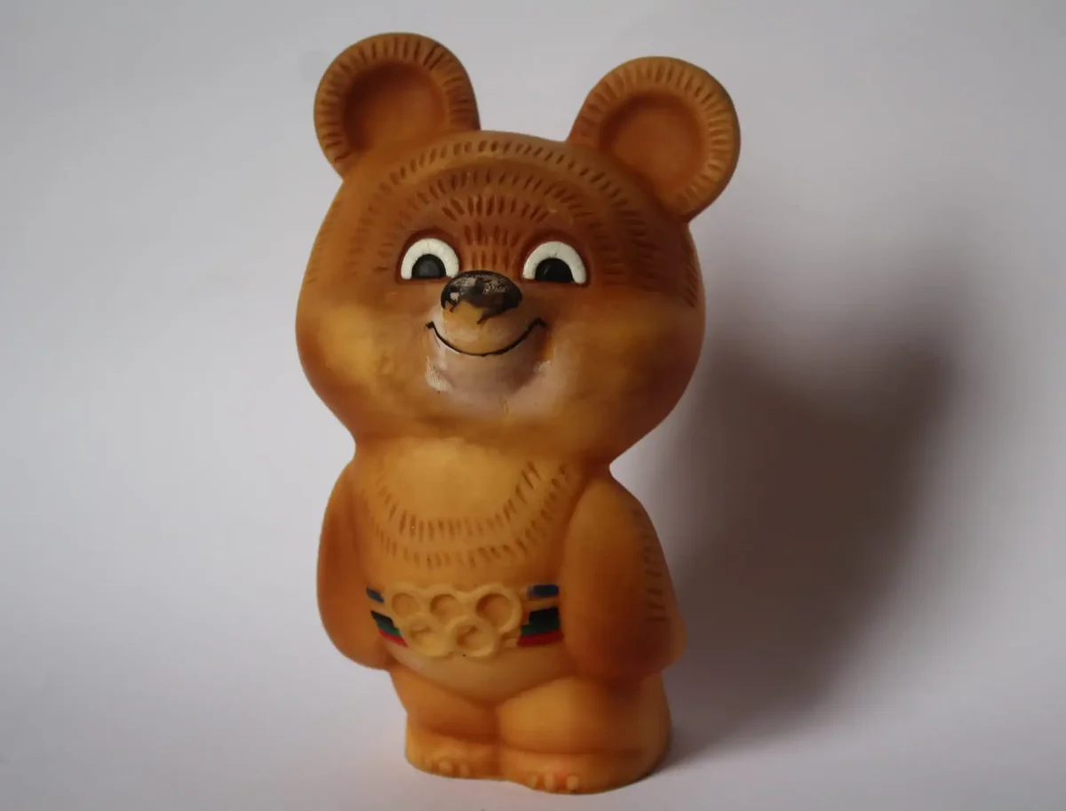 Значок Олимпийский мишка 1980 хоккеист