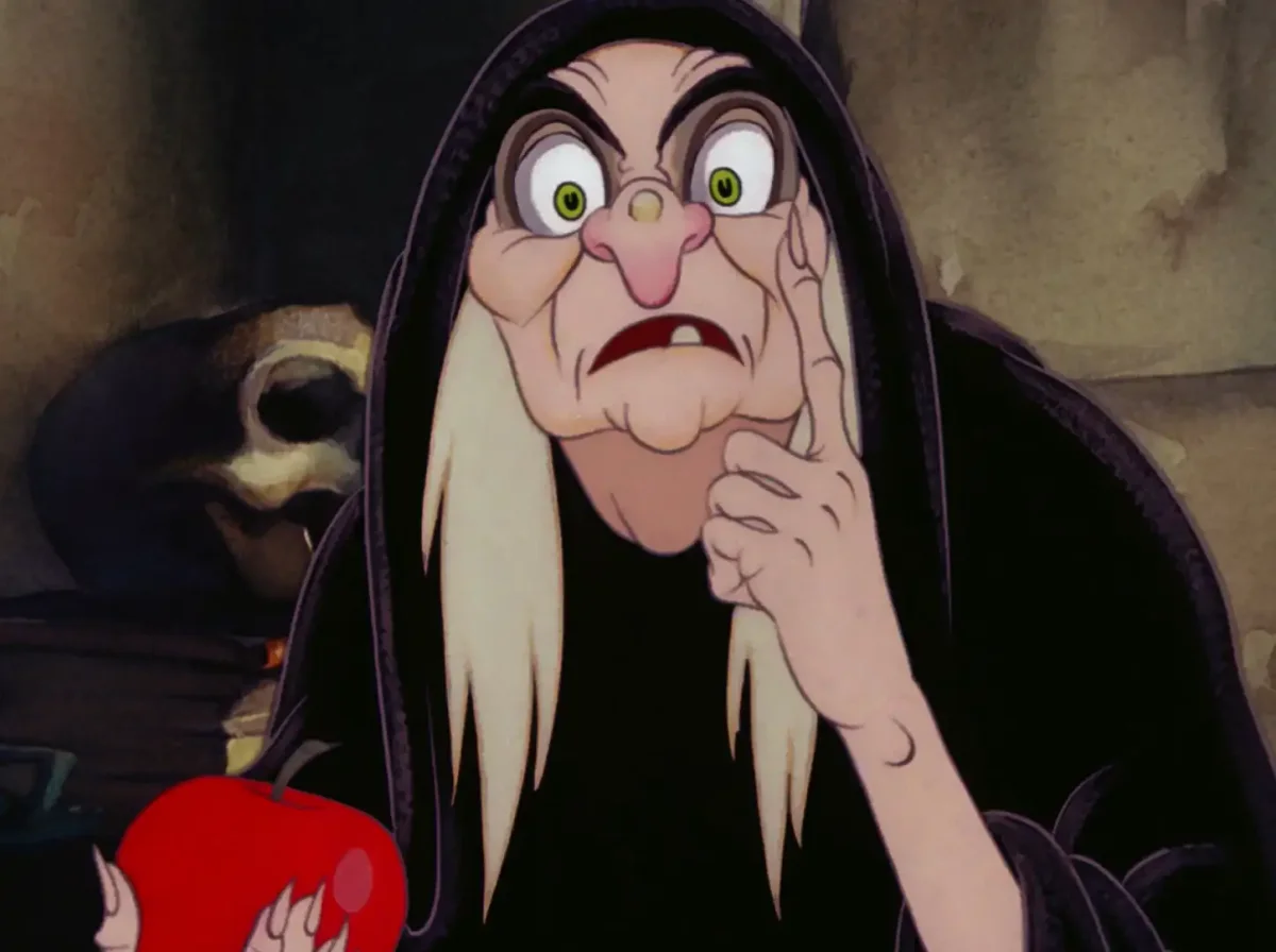 Ведьма из Белоснежки с яблоком Дисней