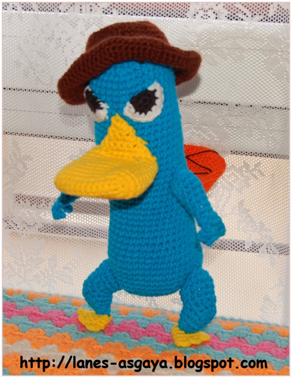 Перри Утконос вязаный