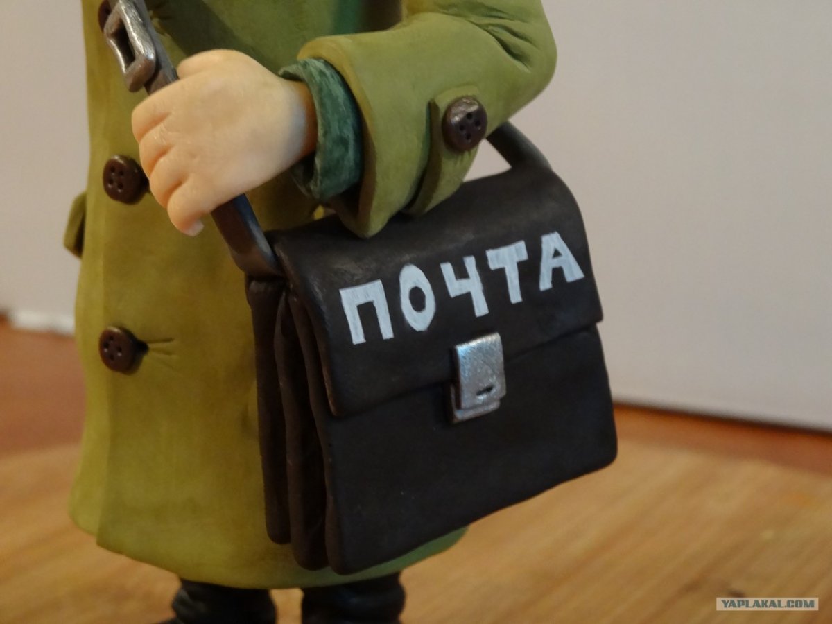 Советский почтальон с сумкой
