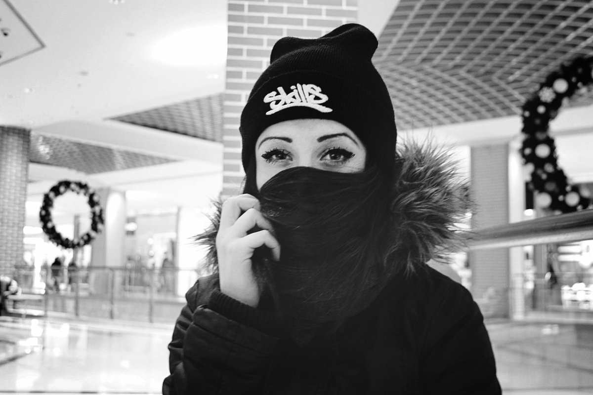 Ава девушка в маске